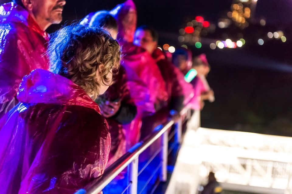 Crucero nocturno con las Cataratas del Niágara iluminadas