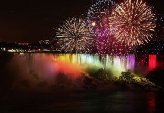 Los fuegos artificiales y las iluminaciones nocturnas de las Cataratas del Niágara