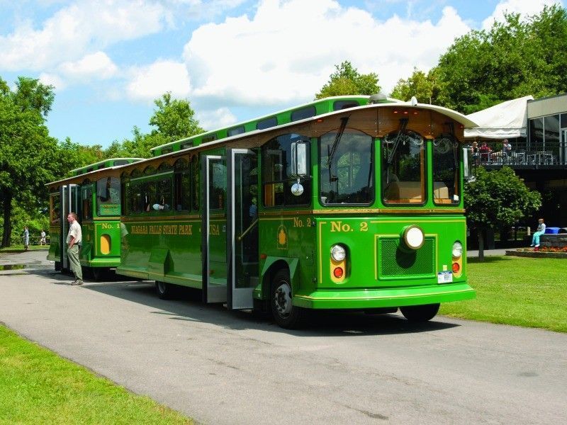 Tranvía verde Niagara Scenic Trolley recorriendo el State Park