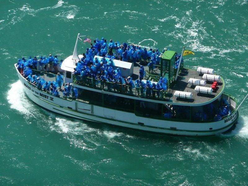 Detalle de la bruma y salpicaduras junto al barco