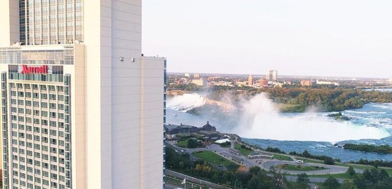 Hoteles con vistas frontales a las Cataratas del Niágara, Canadá