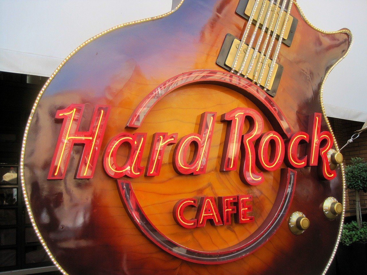 Interior de Hard Rock Café Niagara Falls NY con decoración musical