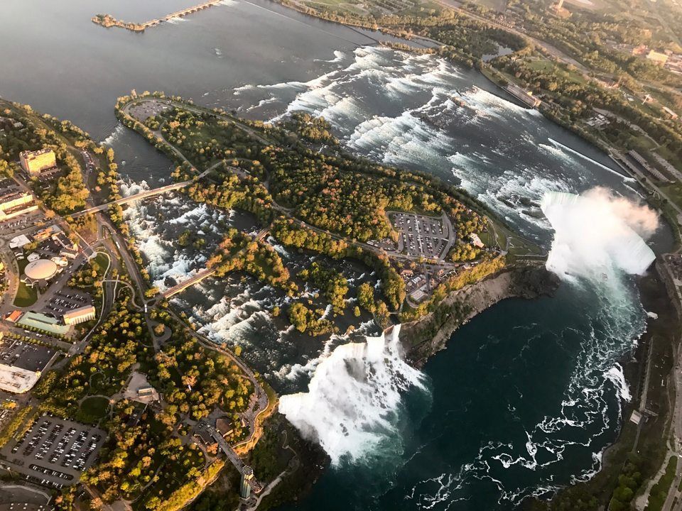 Senderos y miradores junto a las cataratas