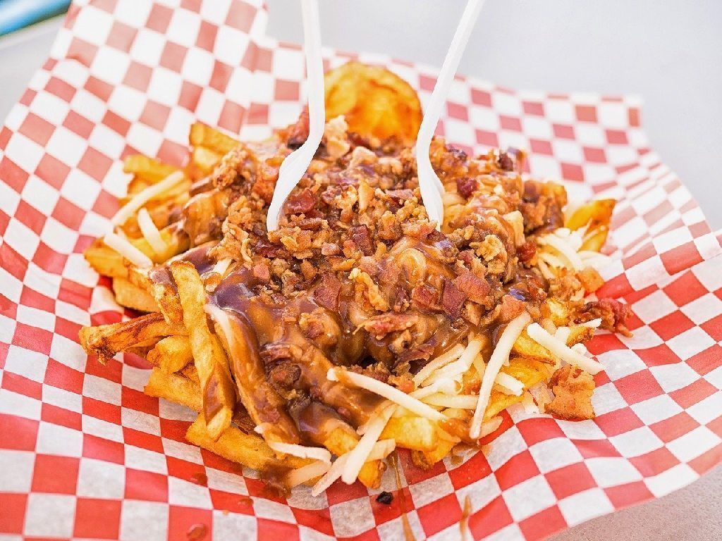 Plato de poutine, especialidad canadiense