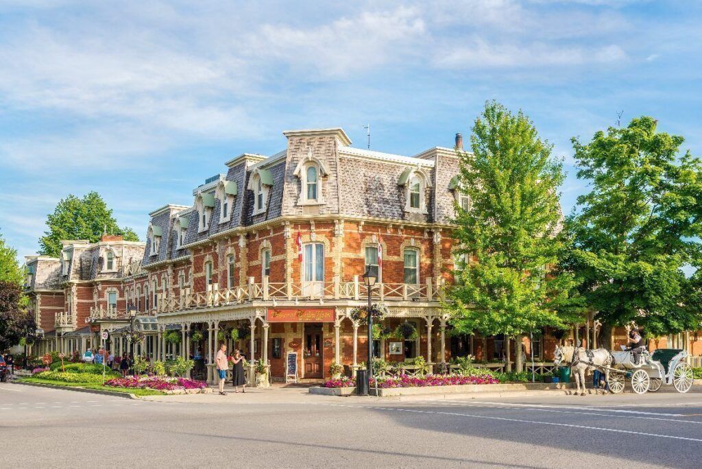 Calle principal de Niagara-on-the-Lake con arquitectura victoriana