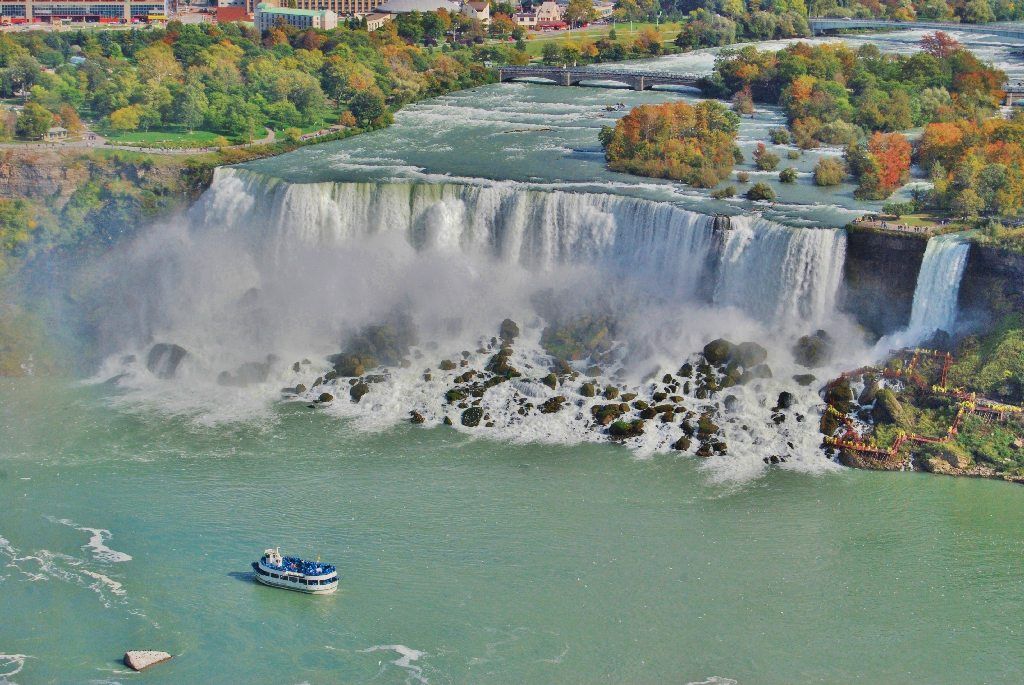 Crucero acercándose a las Cataratas del Niágara con bruma