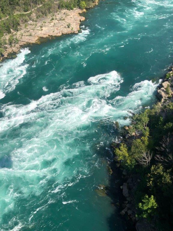 Helicóptero en ruta sobre el río Niágara