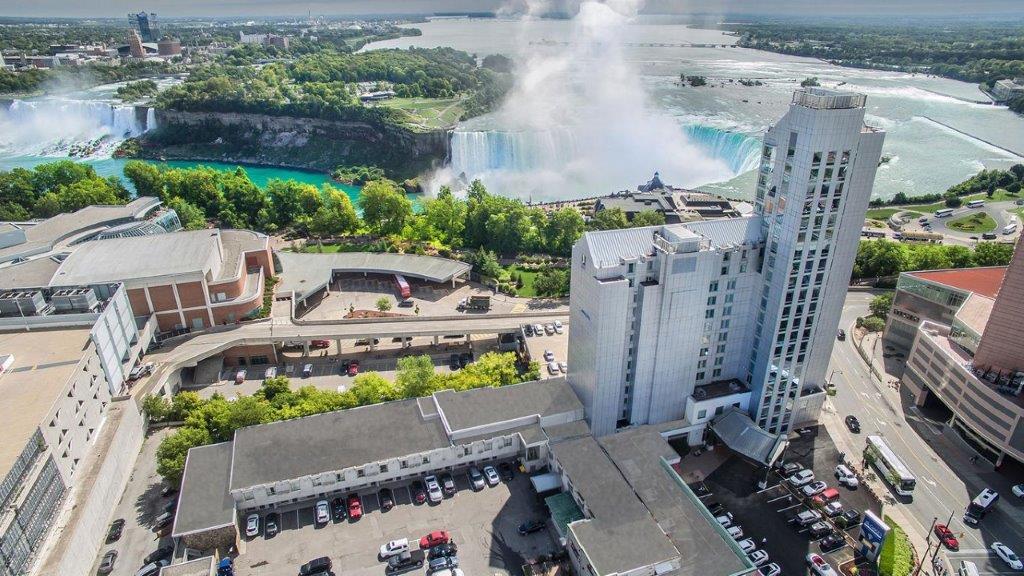Miradores y parques junto a las cataratas iluminadas