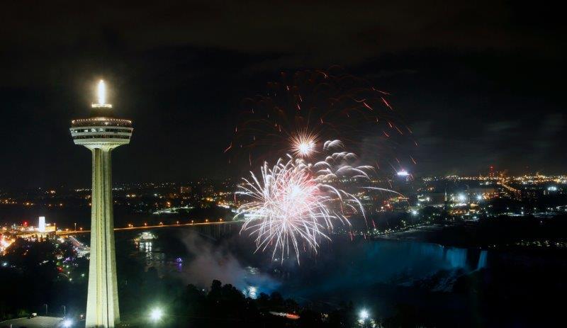 Fuegos artificiales sobre las Cataratas del Niágara