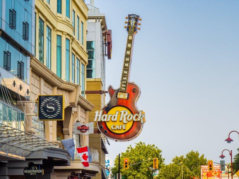Vistas de la noria y luces de Clifton Hill en Niagara Falls
