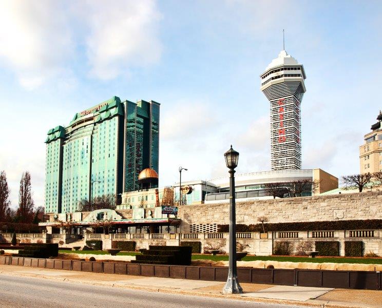 Panorámica urbana nocturna del lado canadiense con hoteles