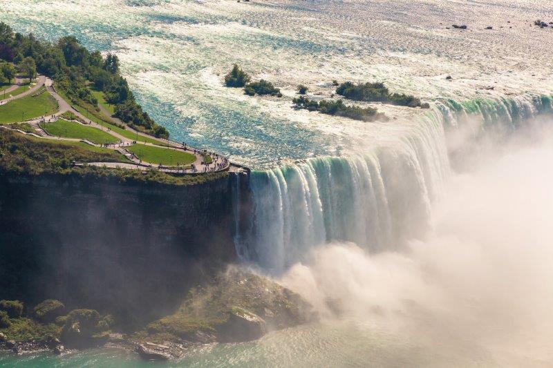 Detalle de la cortina de agua con niebla en suspensión