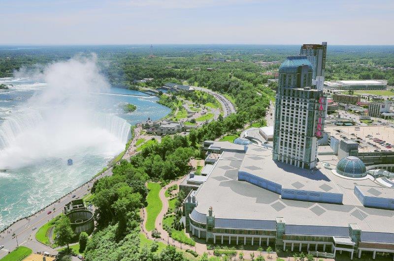 Vista panorámica del río y las cataratas desde un mirador