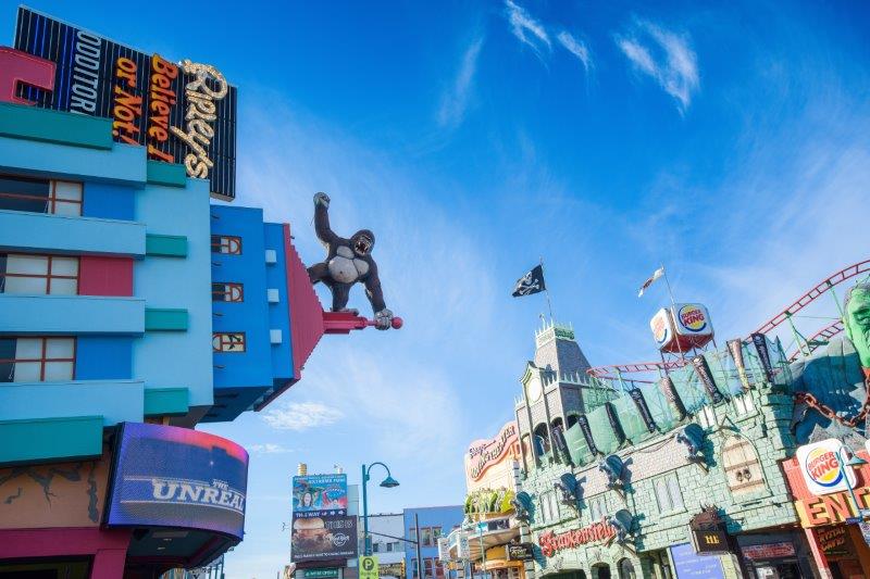 Atracciones y neones en Clifton Hill de noche