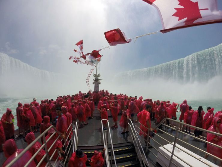 Barco Hornblower con pasajeros frente a las Cataratas del Niágara