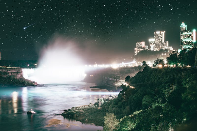 Vista nocturna de las Cataratas del Niágara con iluminación multicolor