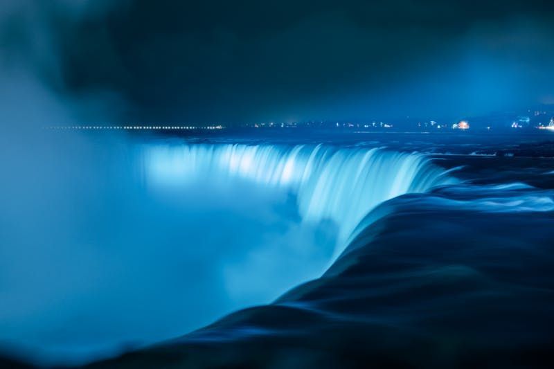 Reflejos de luces sobre el agua en las Cataratas del Niágara