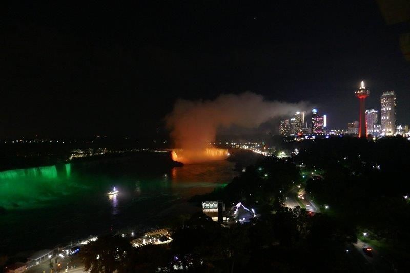 Cataratas del Niágara iluminadas por la noche
